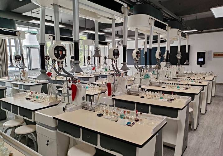 初中化学与医药教学器材配备标准的融合与参考